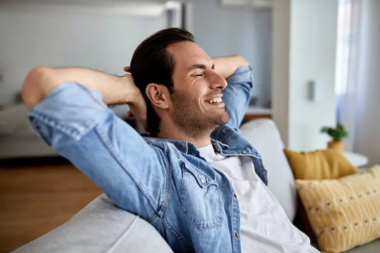 Uomo rilassato dopo aver assunto bacopa monnieri