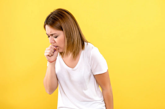 Ragazza con la tosse: vorrebbe sapere come alleviare la tosse secca.