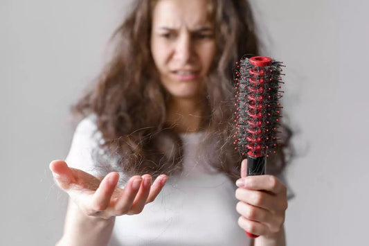 Donna spaventata vuole contrastare la caduta dei capelli