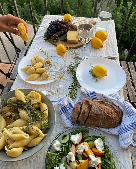 Ferragosto senza pesantezza: come proteggere digestione e fegato tra grigliate, aperitivi e cene al mare