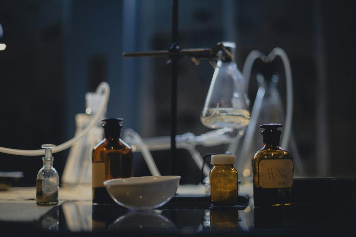 Vetreria da laboratorio, flaconi in vetro ambrato e mortaio per la preparazione galenica
